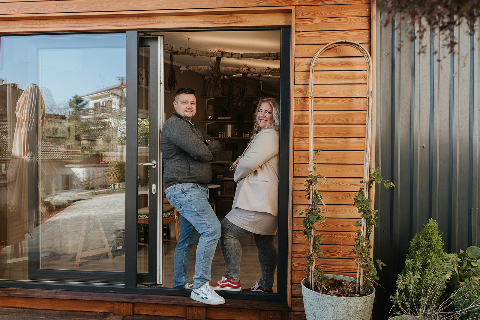 Marko i Martina, vlasnici brenda Biljkoljupka na pragu svoje Kuće ljekovitog bilja u Matuljima