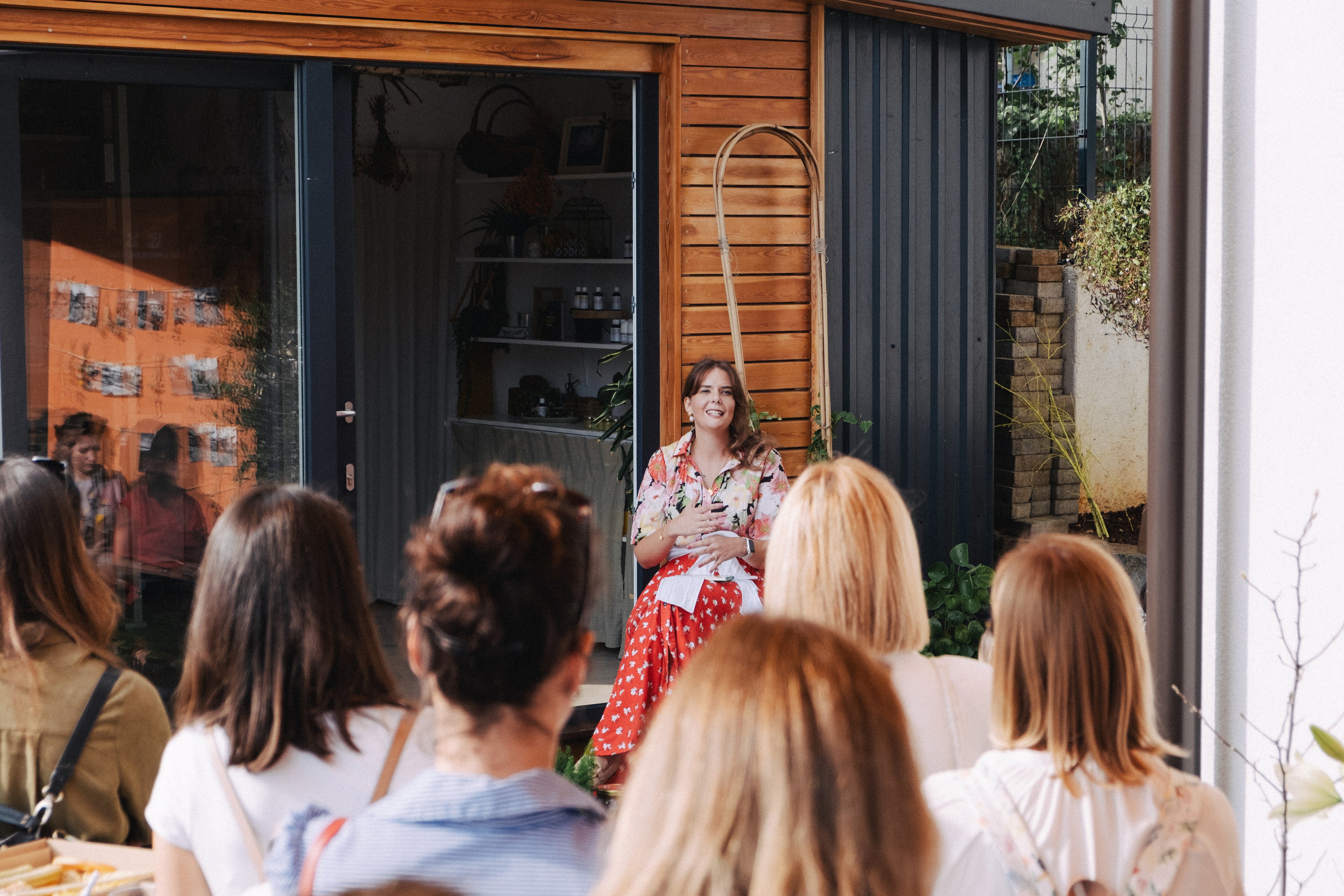 Una Pašić Gregović, poznatija kao Una Bridget pred Kućom ljekovitog bilja