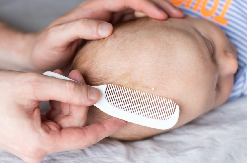 Češalj na bebinoj kosi