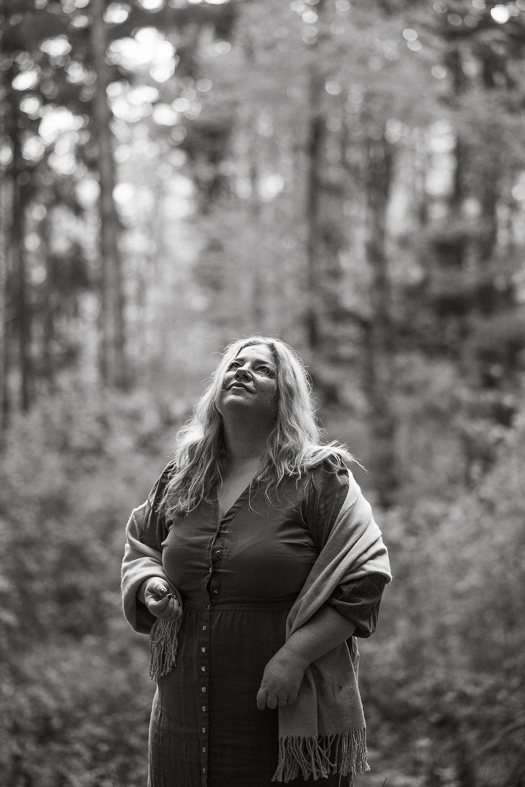Crno bijela fotografija Martine Tute u šumi